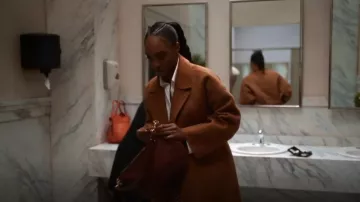 Acne Studios Abrigo texturizado usado por Faith Mitchell (Iantha Richardson) como se ve en Will Trent (S01E09)