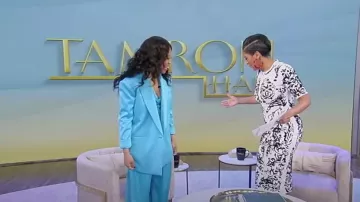 Alice + Olivia Atia Pantalones usados por Dominique Fishback como se ve en Tamron Hall Show el 21 de marzo de 2023