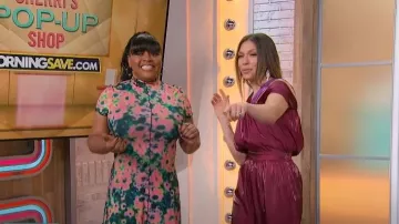 Chemisier en satin asymétrique à la mangue porté par Melissa Garcia vu dans Sherri le 20 mars 2023