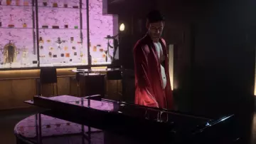 L'ensemble robe de chambre et pantalon rouge porté par Lucifer Morningstar (Tom Ellis) dans la série Lucifer (Saison 5 Épisode 10)