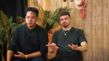 Le micro-cravate porté par Joyca, TheoBabac, Matsu et Linca dans la vidéo YouTube ESSAYEZ DE NE PAS RIRE (Version Tik Tok) #2