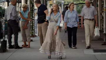 Sac sablier Gucci x Balenciaga porté par Carrie Bradshaw (Sarah Jessica Parker) comme on le voit dans And Just Like That... (S01E03)