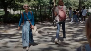 Akris Maxi Jupe en voile plissé imprimé fenêtre portée par Miranda Hobbes (Cynthia Nixon) comme on le voit dans And Just Like That... (S01E03)