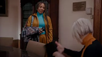 Chaqueta con cremallera de dos tonos usada por la Dra. Nya Wallace (Karen Pittman) como se ve en And Just Like That... (S01E06)