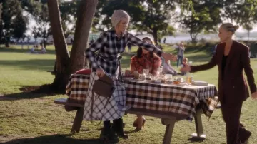 Gerard Darel Gypsy Folk Bag usado por Miranda Hobbes (Cynthia Nixon) como se ve en And Just Like That... (S01E06)