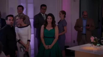 Alexander McQueen Sweetheart Midi Vestido usado por Charlotte York (Kristin Davis) como se ve en And Just Like That... (S01E07)