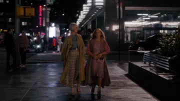 Gianvito Rossi Suede Button-Strap Peep-Toe Boots usadas por Carrie Bradshaw (Sarah Jessica Parker) como se ve en And Just Like That... (S01E07)