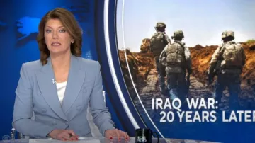 Michael Kors Crepe Blazer de doble pecho usado por Norah O'Donnell como se ve en CBS Evening News el 20 de marzo de 2023