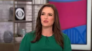 Maggy London Robe fourreau à manches courtes à col plissé portée par Nikki Battiste comme vu dans CBS Mornings le 22 mars 2023