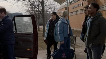 Canada Goose Women's Lorette Parka usada por Violet Mikami (Hanako Greensmith) como se ve en Chicago Fire (S11E16)