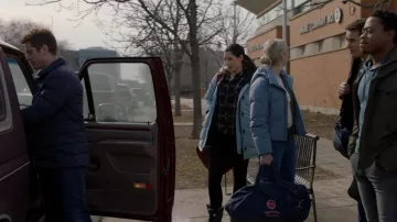 Bottes UGG Adirondack III portées par Violet Mikami (Hanako Greensmith) vues dans Chicago Fire (S11E16)