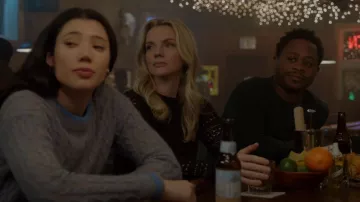 Teoría Damen Crochet Suéter usado por Sylvie Brett (Kara Killmer) visto en Chicago Fire (S11E16)