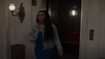 Guess Daisy Denim Jacket usada por Ginny (Aliyah Royale) como se ve en The Watchful Eye (S01E08)