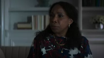Collar colgante Madewell Muse usado por la Dra. Arlene Franklin (Lossen Chambers) como se ve en The Watchful Eye (S01E08)