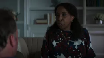 Fin de semana Max Mara Adone Blusa en crepe de seda De Chine usada por la Dra. Arlene Franklin (Lossen Chambers) como se ve en The Watchful Eye (S01E08)