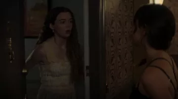 En Saison Audrey Top porté par Darcy Ayres (Megan Best) vu dans The Watchful Eye (S01E08)