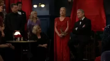 Jenny Packham Robe cape ornée de paillettes portée par Nikki Reed Newman (Melody Thomas Scott) comme on le voit dans The Young and the Restless le 23 mars 2023 