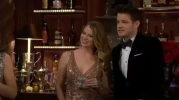 Robe à paillettes Mac Duggal portée par Summer Newman (Allison Lanier) comme on le voit dans The Young and the Restless le 23 mars 2023