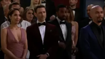 Katie May Robe entrecroisée de l’agent secret portée par Lily Winters (Christel Khalil) comme vu dans The Young and the Restless le 23 mars 2023