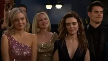 Pamella Roland Robe à manches à couvaille à col rond portée par Sharon Newman (Sharon Case) vue dans The Young and the Restless le 23 mars 2023