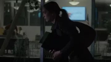 Staud Mini Moon Shoulder Bag porté par Maggie Sullivan (Morgan Kohan) vu dans Sullivan’s Crossing (S01E01)