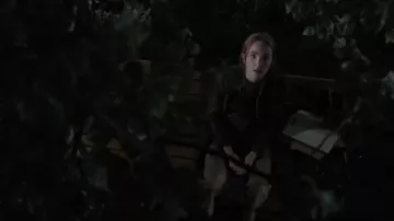 Theory Oaklane Trench Coat usado por Maggie Sullivan (Morgan Kohan) como se ve en Sullivan's Crossing (S01E01)