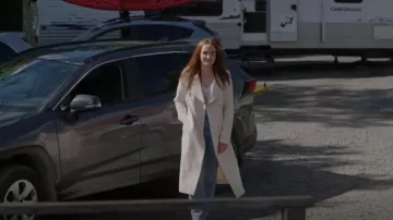 Theory Oaklane Trench Coat usado por Maggie Sullivan (Morgan Kohan) como se ve en Sullivan's Crossing (S01E01)