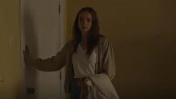 Madewell Whisper Cotton V Neck Pocket Tee usada por Maggie Sullivan (Morgan Kohan) como se ve en Sullivan's Crossing (S01E01)