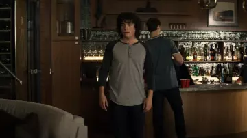 Alternative Eco Jersey 3/4 Sleeve Raglan Henley usado por Jordan Kent (Alexander Garfin) como se ve en Superman & Lois (S03E02)