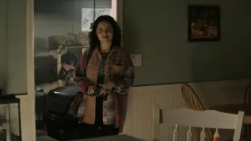 BDG Robbie Chemise à boutons de flanelle épissée portée par Sarah Cushing (Inde Navarrette) vue dans Superman & Lois (S03E02)