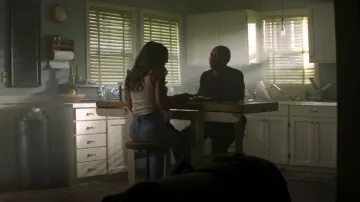 Mother Denim Tomcat Jeans usados por Lana Lang Cushing (Emmanuelle Chriqui) como se ve en Superman & Lois (S03E02)