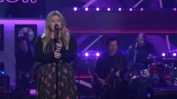 Jupe Anthropologie Sleek A-Line portée par Kelly Clarkson vue dans The Kelly Clarkson Show le 20 mars 2023