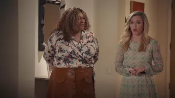 Antonio Melani Luxury Collection Falda Harper de cuero usada por Dori Ovens (X Mayo) vista en American Auto (S02E09)