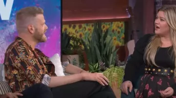 Bode Butterfly Stripe Floral Cotton & Silk Button-Up Shirt usada por Scott Hoying como se ve en The Kelly Clarkson Show el 20 de marzo de 2023