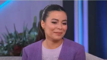 Haut tricoté embelli de fleurs Maje porté par Miranda Cosgrove vu dans The Kelly Clarkson Show le 21 mars 2023