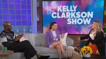 Veste en tweed Maje Croppeded portée par Miranda Cosgrove vue dans The Kelly Clarkson Show le 21 mars 2023