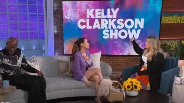 Maje Tweed Shorts portés par Miranda Cosgrove vus dans The Kelly Clarkson Show le 21 mars 2023