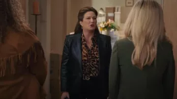 Stella McCartney Chee­tah Print Silk But­ton Up Blouse worn by Katherine Hastings (Ana Gasteyer) as seen in American Auto (S02E09)