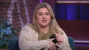 R13 Suéter de punto de gran tamaño Floral Distressed usado por Kelly Clarkson como se ve en The Kelly Clarkson Show el 23 de marzo de 2023