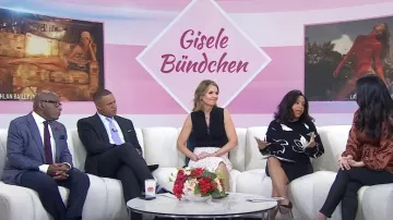 Miu Miu Crepe De Chine Cuori Midi Falda usada por Savannah Guthrie como se ve en Today el 22 de marzo de 2023