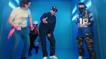 L'ensemble en jean Dickies porté par dans le clip Spaceship de Trei Degete feat. Zlod & Cheb Funky Mister V Trei Degete - Spaceship (ft Zlod & Cheb Funky)