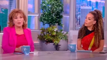 Alice + Olivia Harmon Recortó el tanque deslizante cubierto usado por Joy Behar como se ve en The View el 22 de marzo de 2023