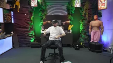 Le pantalon noir avec lettres porté par Joyca dans sa vidéo YouTube TIK TOK M'A FAIT ACHETER ÇA ! #4 (Lui est dangereux)