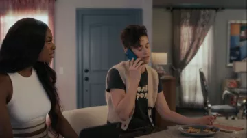 Mother Denim Opposite Attract Camiseta usada por Monica (Andi Rene Christensen) como se ve en Bel-Air (S02E05)