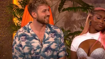 Superdry Re­vere Short Sleeve Shirt worn by Sam Thompson as seen in Love Island (S09E58)