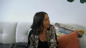 Sandro Souvenir Palm Reversible Bomber Jacket porté par Scheana Shay comme vu dans Vanderpump Rules (S10E06)