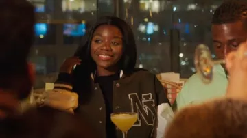 Joli petit slogan Bomber recadré porté par Tanya Manhenga vu dans Love Island (S09E58)
