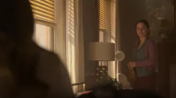 Madewell Mini The Leather Carabiner Crossbody Bag usado por Mariana Adams Foster (Cierra Ramirez) como se ve en Good Trouble (S05E02)