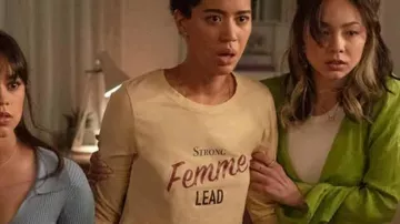 "Strong Femme Lead" t-shirt in yellow worn by Mindy Meeks-Martin (Jasmin Savoy Brown) in Scream VI movie