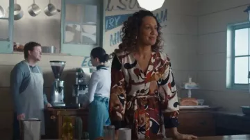 Vestido de camisa de satén floral de Zara usado por Monica Hill (Samora Smallwood) como se ve en The Way Home (S01E09)
